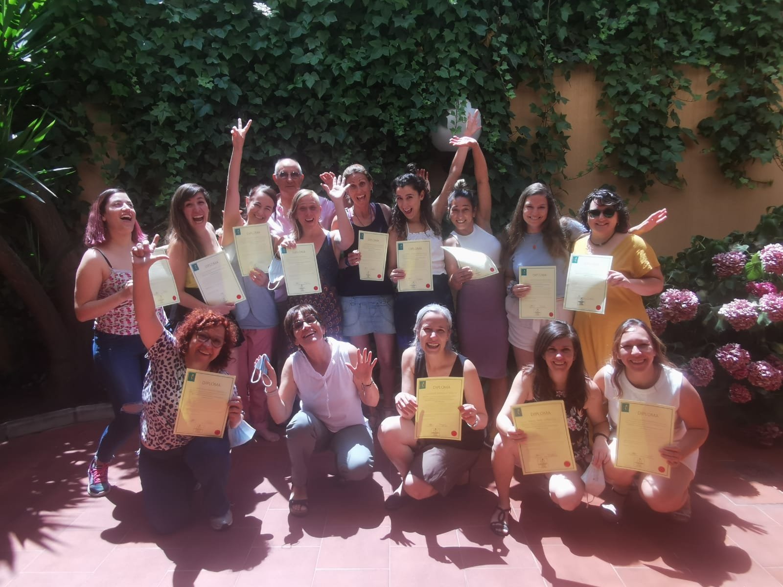 Profesionales celebrando la obtención de sus diplomas
