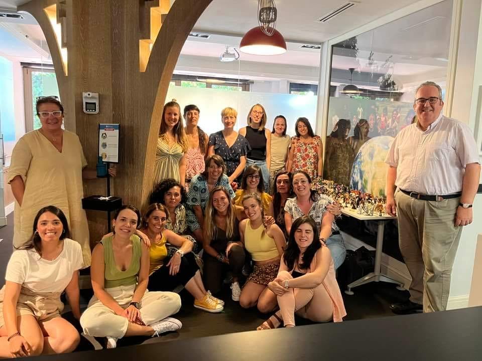 Grupo de profesionales durante una formación