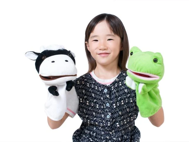 Niña con títeres, representación del trabajo terapéutico